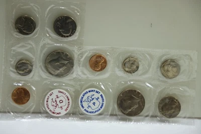 1982 Mint Set P & D Krause Publishing Sealed With Envelope BU - Image 1 of 4