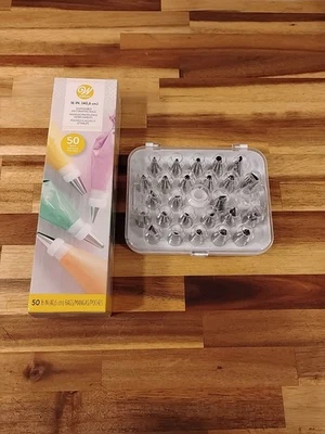 Wilton 46x Pieza Decoración de Pasteles Puntas de Glaseado + Estuche + Acopladores Estándar de Plástico Foto 1 de 4