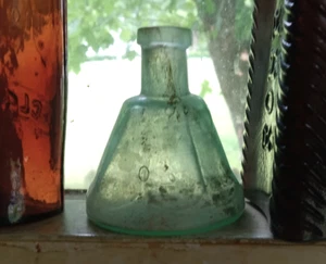 1860s PRIVY DUG ODD UMBRELLA INK BOTTLE WITH 8 OVAL SCALLOPED PANELS APPLIED LIP - Picture 1 of 7