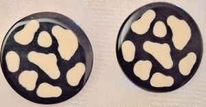 Pendientes redondos vintage años 80 esmalte blanco y negro, ranura de tinta vaca - Imagen 1 de 2