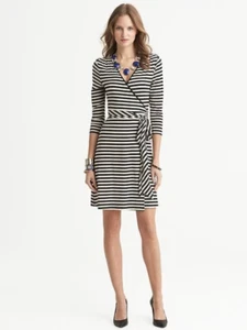 Abito Banana Republic Gemma a righe avvolgente, nero, rayon, taglia M alto, nuovo con etichette - Foto 1 di 7
