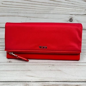 Cartera Continental Tumi Voyageur Solapa Roja 093901HPK - NUEVA CON DEFECTOS COSMÉTICOS - Imagen 1 de 11
