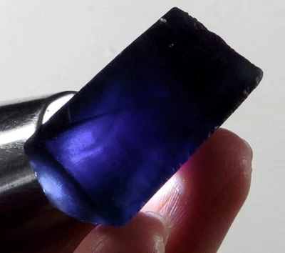 Muestra de cristal de fluorita púrpura natural 112 quilates faceta áspera Brasil YVZ659 Foto 1 de 3