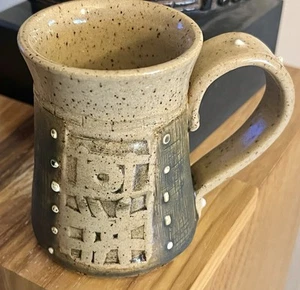 Studiokeramik Becher Kunsthandwerk Handarbeit strukturiert braune Glasur signiert Keramikkunst - Bild 1 von 10