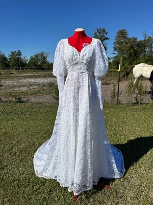 Vestido de novia blanco Alfred Angelo restaurado vintage años 70 con superposición de encaje y tren Foto 1 de 4