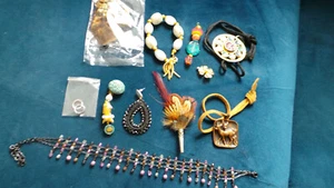 KONVOLUT MODESCHMUCK GEBRAUCHT+ NEU 11 TEILE HALS/ARMBAND BROSCHE KETTE OHRRING - Bild 1 von 4