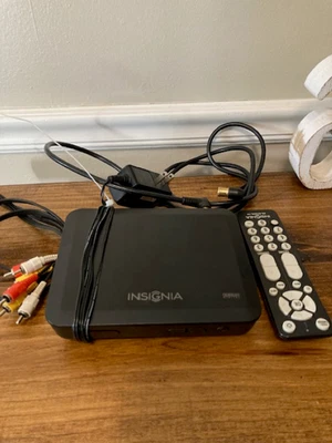 Convertidor sintonizador de TV digital a analógico Insignia NS DXA2 con control remoto probado Foto 1 de 4