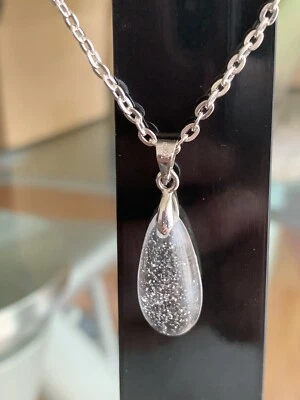 Collanina Con Ciondolo a goccia in resina, glitter argento - Handmade - Immagine 1 di 4