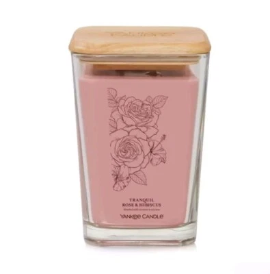 Tarro cuadrado grande Yankee Candle Well Living rosa tranquila e hibisco 19,5 oz Foto 1 de 4