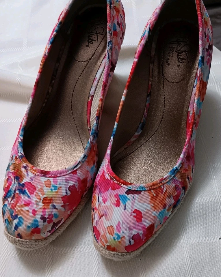 Zapatos sin cordones Life Stride talla 9W Soft System Flex rosa floral cuña usados en excelente estado con cable Foto 1 de 4