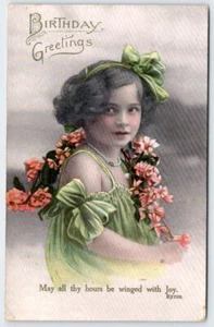 1911 RPPC FELICITACIONES CUMPLEAÑOS HERMOSA NIÑA VESTIDO VERDE POSTAL COLOREADA - Imagen 1 de 2