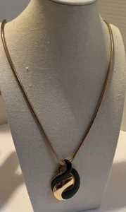 Collana vintage TRIFARI con ciondolo astratto nero e oro anni 80 modernista 28" - Foto 1 di 17