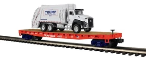 MTH 20-95796 PREMIER TRUMP FLATCAR W/ GARBAGE TRUCK (HAS SOUND) MAGA - NEW - Picture 1 of 4