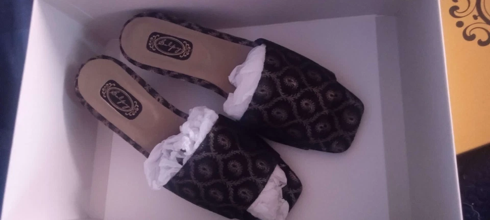  Tacones salinos de seda dorados negros nuevos con caja  Foto 1 de 1