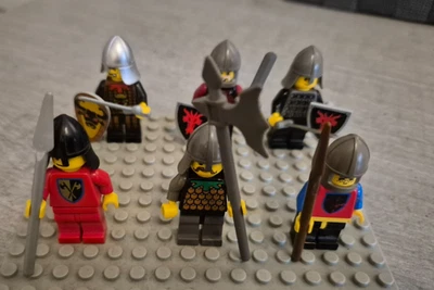 LEGO  Minifiguren - 6 Ritter mit Bewaffnung (Set 4) - Bild 1 von 3