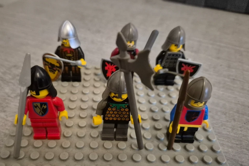 LEGO  Minifiguren - 6 Ritter mit Bewaffnung (Set 4) - Bild 1 von 3