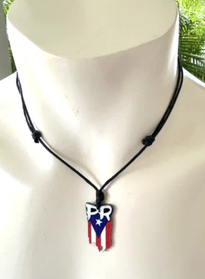 COLAR PINGENTE BANDEIRA PORTO RICO ACETATO BORICUA LEMBRANÇA UNISSEX - Imagem 1 de 4