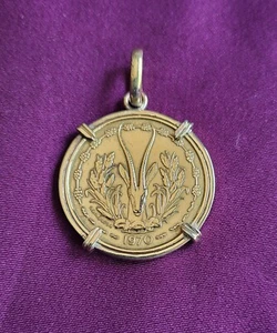 WEST AFRICA 1970 GAZELLE 25 FRANCS COIN PENDANT. - Picture 1 of 2