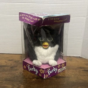 Juguete electrónico interactivo Tiger Furby 70-800 negro con barriga blanca ojos azules - Imagen 1 de 8