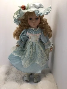 Poupée ancienne en porcelaine …16 pouces avec support..par Wondertreats,inc..0329 - Photo 1/7