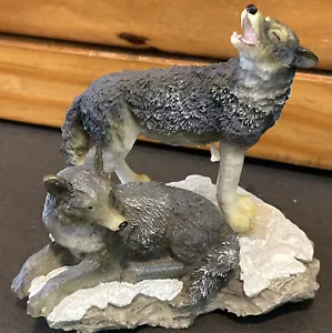 Estatua de lobo - Pareja aulladora salvaje sobre rocas nevadas resina 4"x 4" detallada - Imagen 1 de 12