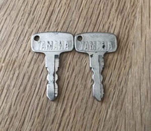 Juego de 2 llaves de encendido vintage originales OEM Yamaha 2634 - Imagen 1 de 4