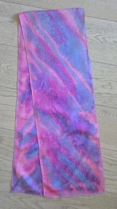 Künstlergefertigte Seide Batik Kunst-to-Wear länglicher Schal; rosa lila - Bild 1 von 4