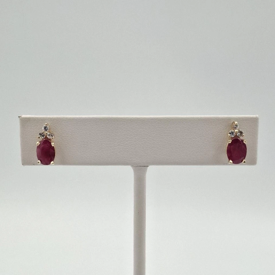 Brincos ovais de ouro amarelo 14K com destaque de rubi natural e topázio branco cintilante - Imagem 1 de 4