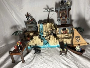 MegaBlocks 3681 Battle For Treasure Island - Picture 1 of 5