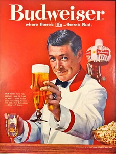 Publicidad impresa de cerveza Budweiser 1961 servida de grifo en taberna con lámpara Budweiser - Imagen 1 de 6