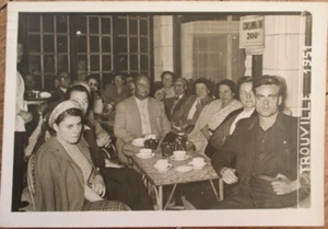 Trouville, Francia 1951 Fotografia Interno Ristorante - Persone Serie che Bevono - Foto 1 di 1