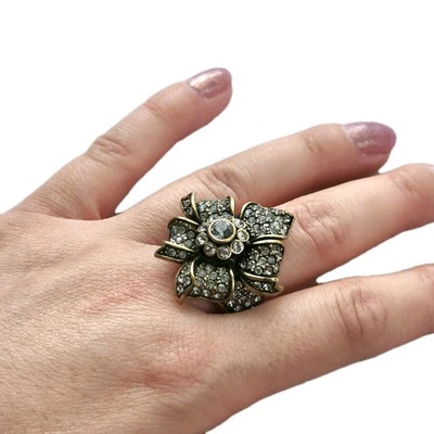 Anillo de Cóctel Heidi Daus Flor Belleza Gris Cristal Tono Bronce Talla 9 Foto 1 de 4