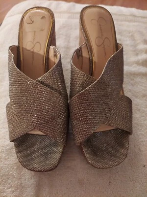 Sandalia Jessica Simpson Metálica Tela Dorada Corcho Cuña Mula Slides Talla 8.5 Foto 1 de 4