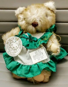Gorham Plüschbär des Monats Merrie Marchbear 1986 gelenkt (977) grünes Kleid - Bild 1 von 11