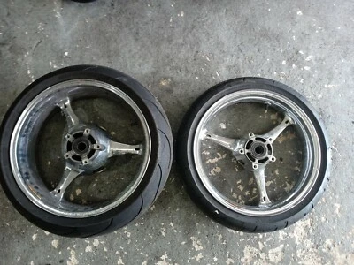 2005-2008 SUZUKI GSXR 1000 CROMADO CONJUNTO DE RODAS FABRICANTE DE EQUIPAMENTO ORIGINAL DANOS BALANÇAR PNEUS RUINS - Imagem 1 de 4