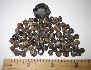 80+ PICCOLI MINERALI CRISTALLO GRANATO ROSSO ALMANDINO GREZZO NATURALE 0,2" ~ 57,3 grammi - Foto 1 di 6