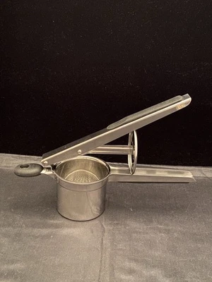 OXO Cómodo Buen Agarre Acero Inoxidable Ricer Masher, Utensilio de Cocina Foto 1 de 2