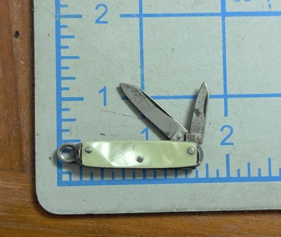 MINI NAVAJA DE BOLSILLO MADREPERLA VINTAGE DE 2 HOJAS HECHA EN EE. UU. Miniatura Pequeña Foto 1 de 2