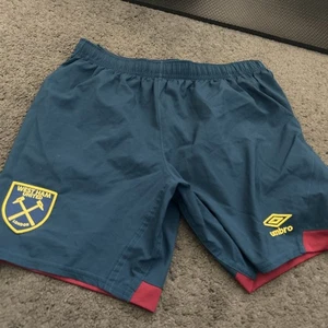 West Ham United Umbro Training shorts YL - Picture 1 of 4