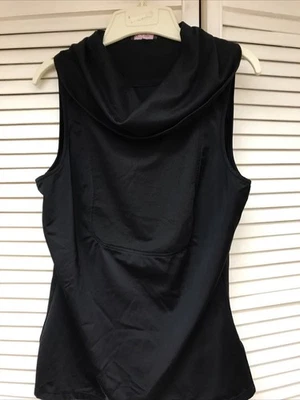 Under Cover Agent por Kathleen Kirkwood Feminino G gola capuz sem mangas preto - Imagem 1 de 4