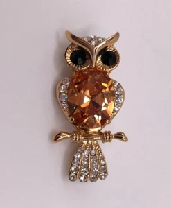SPILLA VINTAGE TONO ORO STRASS GUFO SU RAMO SPILLA CON TANTI BLING - Foto 1 di 5