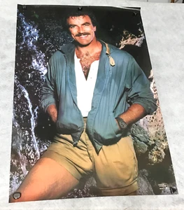 Tom Selleck Magnum P.I. 1982 vintage Poster #2138 Giacca Blu Pantaloncini Starmakers - Foto 1 di 7