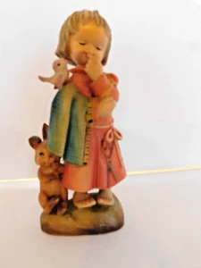 Figura de madera tallada Anri "STITCH in TIME" niña con cinta métrica pájaro y conejo - Imagen 1 de 4