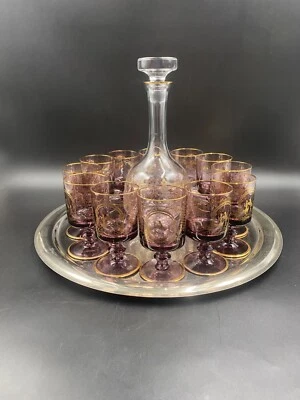 Set Vino Bevande Alcolici bottiglia calice cristallo colore viola incisione oro - Immagine 1 di 4