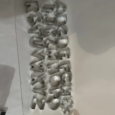 Fiambrera Williams-Sonoma 27 piezas cortadora de galletas letras del alfabeto y lata Foto 1 de 4