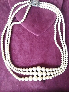 Vintage 3 Strand Cream/White Graduated beaded Lucite Necklace - Picture 1 of 3