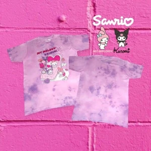 My Melody & Kuromi Slumber Party Grafik T-Shirt Pastell Rosa Lila Batik M - Bild 1 von 7