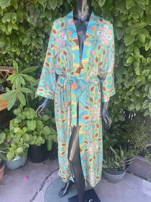 Novo com etiquetas Nuvula Kimono Floral Tamanho Único Cinto Manga Longa Cetim Mangas Compridas - Imagem 1 de 4