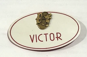 Spilla Topolino Disney Steamboat Willie 1 anno + etichetta nome membro cast dipendente VICTOR - Foto 1 di 5