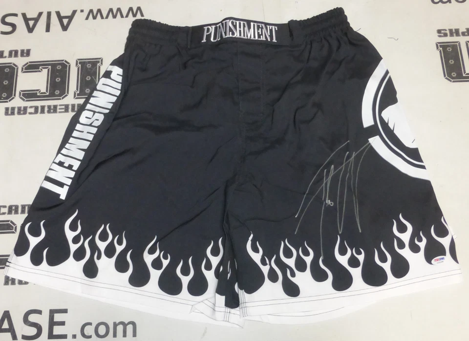 Pantalones cortos de lucha modelo Bellator MMA 131 firmados por Tito Ortiz certificado de autenticidad PSA/DNA UFC 73 Foto 1 de 4